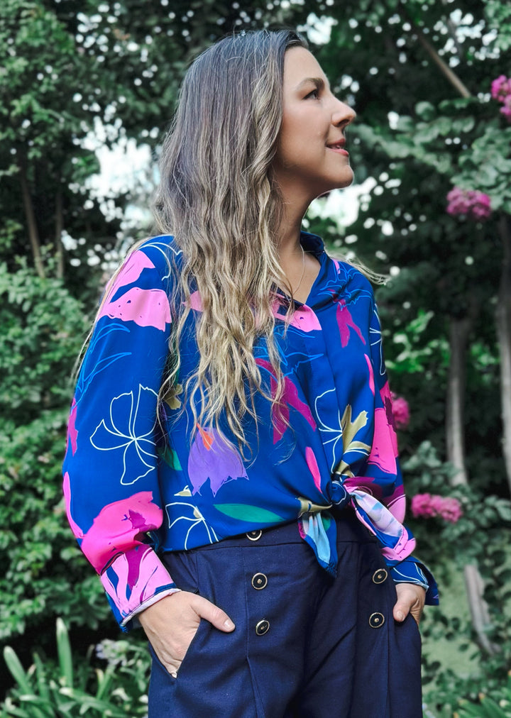 Blusa Bernarda | Flores Pink Fondo Azul